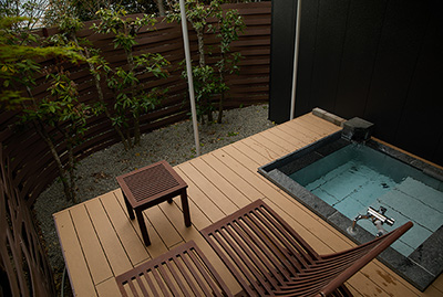 302 guest rooms